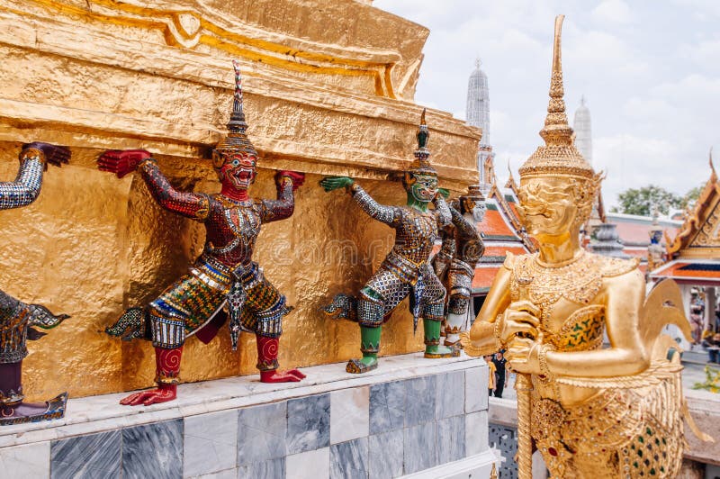 Statua gigante dorata e colorata del guardiano di Bangkok grande Palac