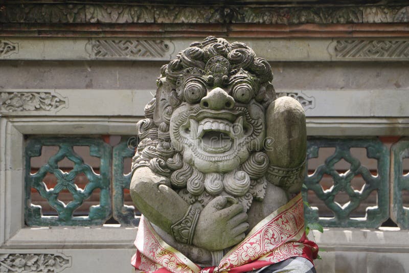 Statua indonesiana davanti al tempio di bali Simbolo tradizionale indù indonesiano a ubud, Bali, Indonesia immagini stock Statua indonesiana davanti al tempio di bali Simbolo tradizionale indù indonesiano a ubud, Bali, Indonesia immagini stock