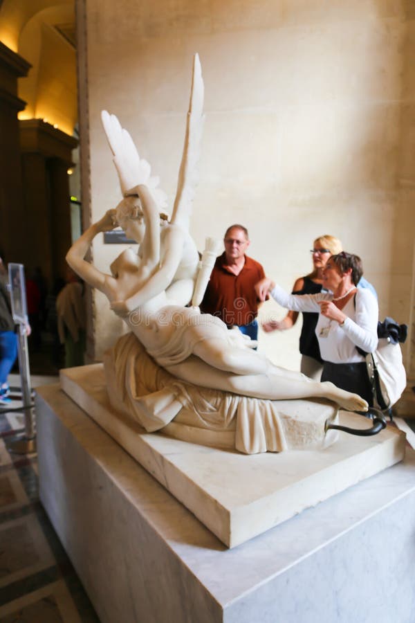 Kobieta Z Anioł Statuą Paryż Louvre Muzeum Zdjęcie Stock Editorial