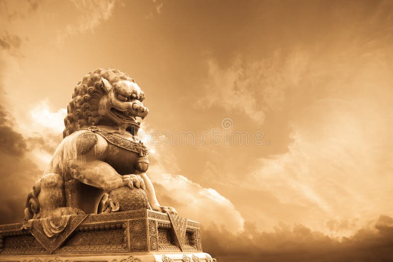 Statua maestosa del leone immagine stock