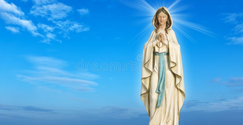 Statua maryja dziewica przeciw niebieskiemu niebu
