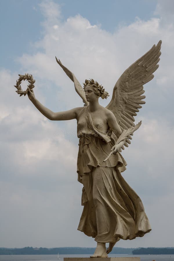 Statua nel parco del castello di Schwerin immagine stock libera da diritti Statua nel parco del castello di Schwerin immagine stock libera da diritti