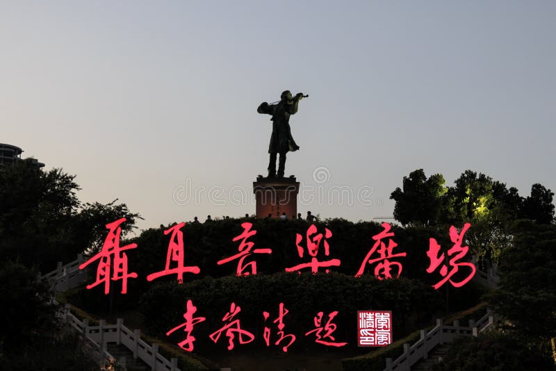 Statua Nie w Nie muzyki kwadrata parku Er Er, jeden duży w Yuxi Nie Er był Chińskim kompozytorem najbardziej znany dla Marzec