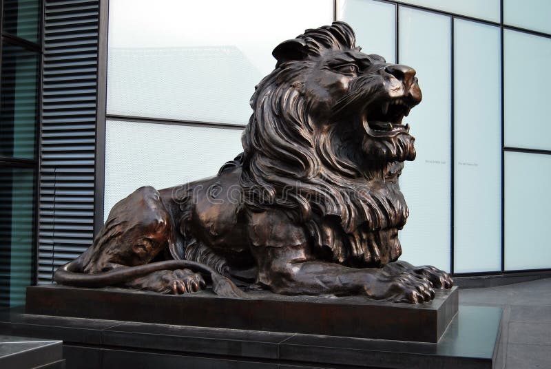 Statua o scultura Bronze del leone immagine stock