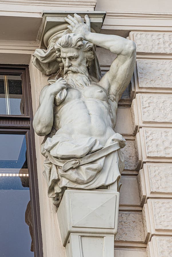 Statua potężny i emocjonalny atlant Renesansowa era jako poparcie dla budować fasadę w Wiedeń, Austria, szczegóły, zbliżenie zdjęcie royalty free Statua potężny i emocjonalny atlant Renesansowa era jako poparcie dla budować fasadę w Wiedeń, Austria, szczegóły, zbliżenie zdjęcie royalty free