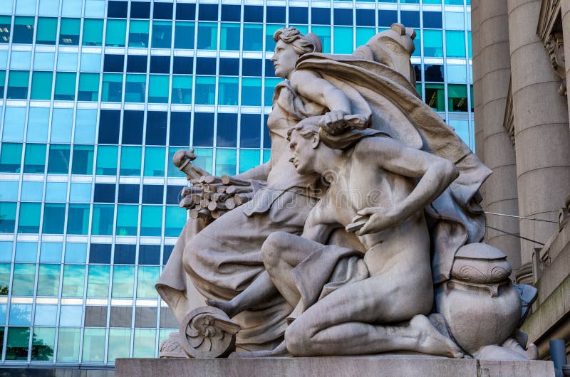 Statua przy frontową powierzchownością Alexander Hamilton U S Obyczajowy dom, muzeum narodowe Amerykańsko-indiański, Nowy Jork, u obraz royalty free Statua przy frontową powierzchownością Alexander Hamilton U S Obyczajowy dom, muzeum narodowe Amerykańsko-indiański, Nowy Jork, u obraz royalty free