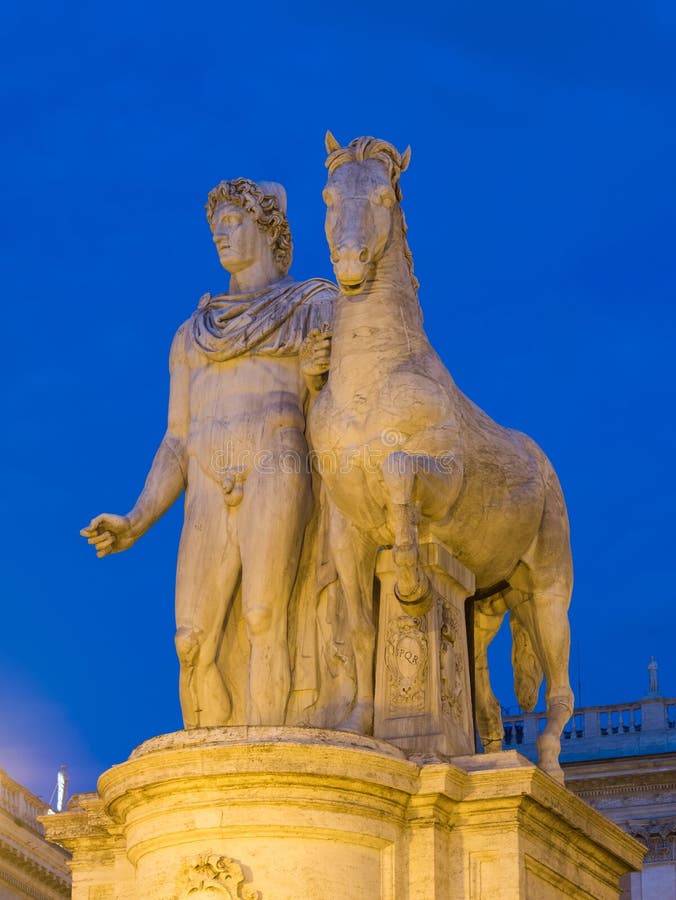 Statua Rycynowy lub Pollux Przy nocą zdjęcie royalty free Statua Rycynowy lub Pollux Przy nocą zdjęcie royalty free