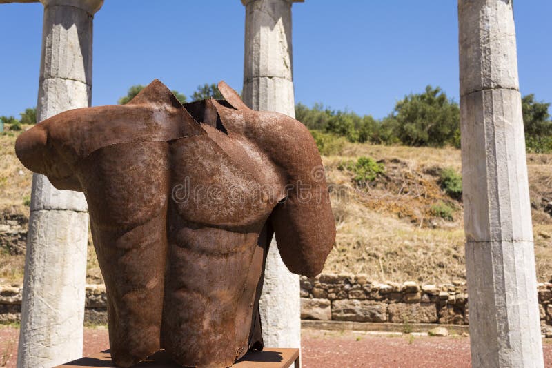 Statua senza testa metallica nella città del greco antico di Messinia, Grecia fotografia stock libera da diritti Statua senza testa metallica nella città del greco antico di Messinia, Grecia fotografia stock libera da diritti