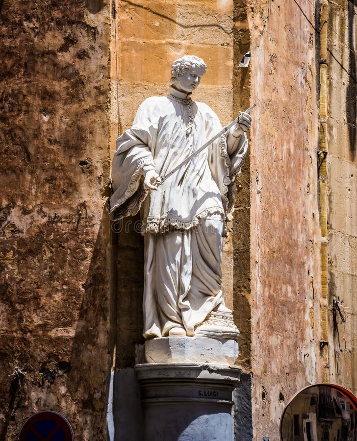 Statua su una via di La Valletta immagine stock Statua su una via di La Valletta immagine stock