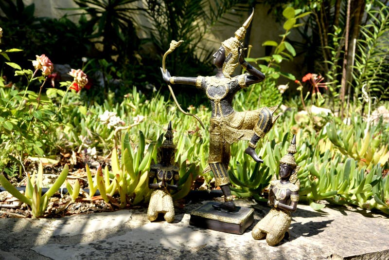 Statua Tajlandzki Buddha z łuczniczką i dwa ono modli się michaelita obrazy stock Statua Tajlandzki Buddha z łuczniczką i dwa ono modli się michaelita obrazy stock