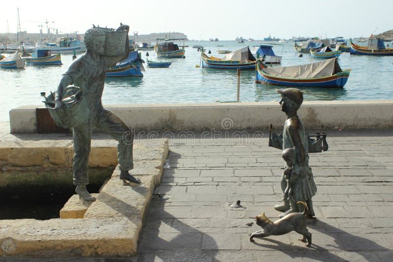 Statua tradizionale del bronzo di Marsaxlokk del paesino di pescatori immagine stock Statua tradizionale del bronzo di Marsaxlokk del paesino di pescatori immagine stock
