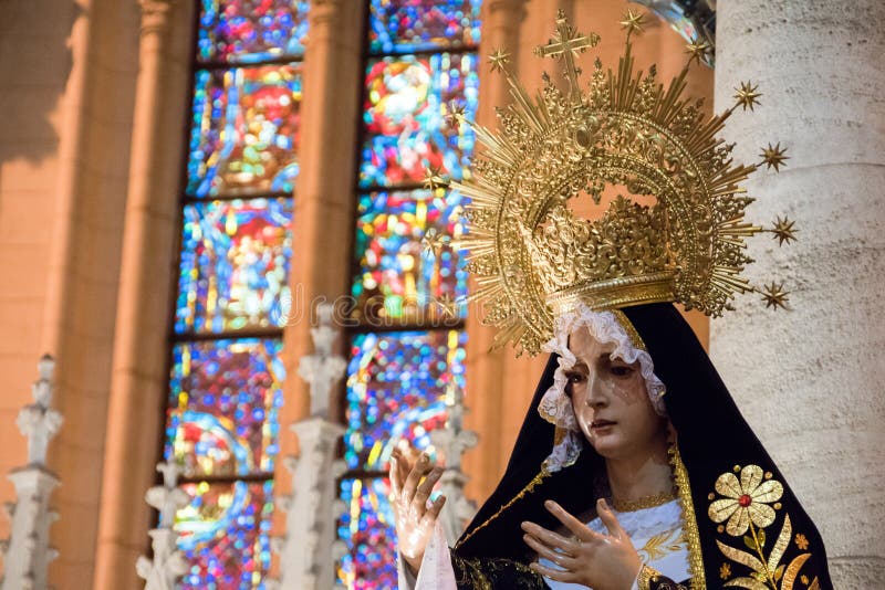 Statua vergine nella cattedrale di La Plata con vitreaux nei precedenti fotografia stock Statua vergine nella cattedrale di La Plata con vitreaux nei precedenti fotografia stock