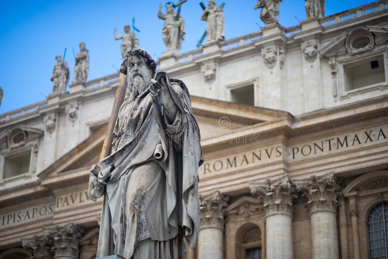 Statua ?wi?tego Peter i ?wi?tego Peter ` s bazylika przy t?em w St Peter ` s kwadracie, watykan, Rzym, W?ochy fotografia royalty free Statua ?wi?tego Peter i ?wi?tego Peter ` s bazylika przy t?em w St Peter ` s kwadracie, watykan, Rzym, W?ochy fotografia royalty free