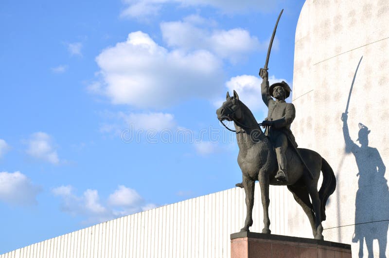 Statua wystawiająca jak wojownik dla jego narodu z kordzikiem na koniu slovak bohater narodowy fotografia stock Statua wystawiająca jak wojownik dla jego narodu z kordzikiem na koniu slovak bohater narodowy fotografia stock