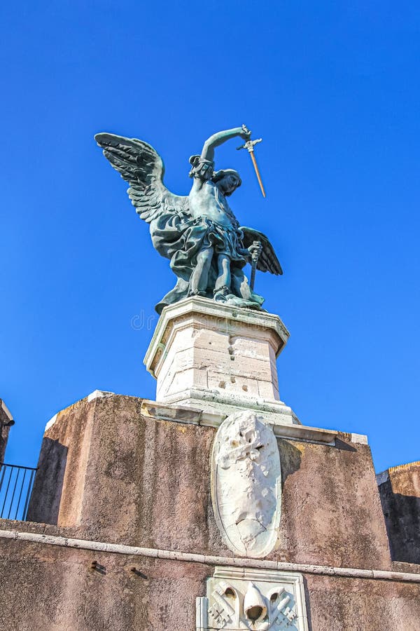 Statue of the Archangel Michael in the castle of St Angelo arkivbild Statue of the Archangel Michael in the castle of St Angelo arkivbild