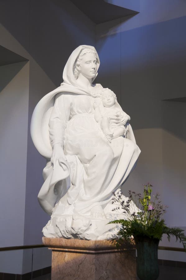 Statue auf der gesegneten Mutter
