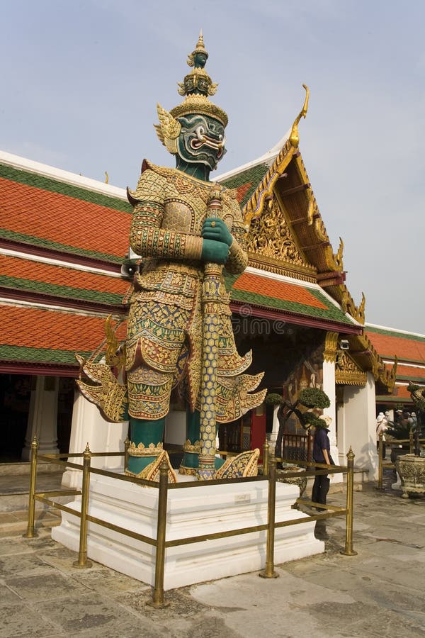 Statue at Buddhist temple stock image. Image of kaew, religion 1580821