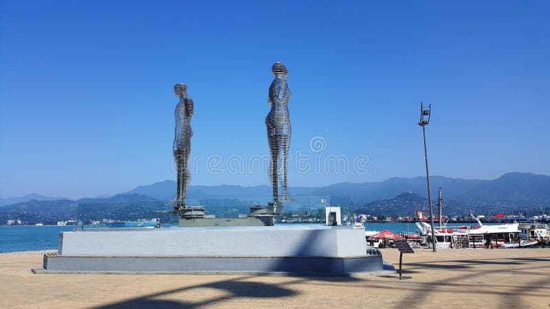 Statue commoventi di un uomo e di una donna, Batumi fotografia stock libera da diritti Statue commoventi di un uomo e di una donna, Batumi fotografia stock libera da diritti