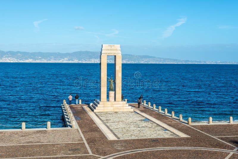 Statue d'Athéna à Reggio Calabria, Italie image stock Statue d'Athéna à Reggio Calabria, Italie image stock