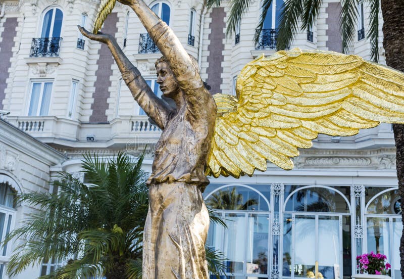 Statue d'or d'ange à Cannes, France image libre de droits Statue d'or d'ange à Cannes, France image libre de droits