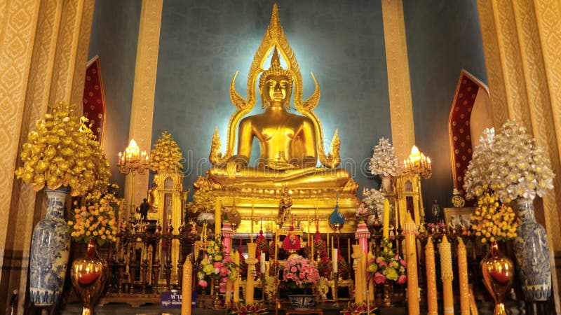 Statue d'or de Bouddha au tourisme de Wat Benchamabophit The Marble Temple images libres de droits Statue d'or de Bouddha au tourisme de Wat Benchamabophit The Marble Temple images libres de droits