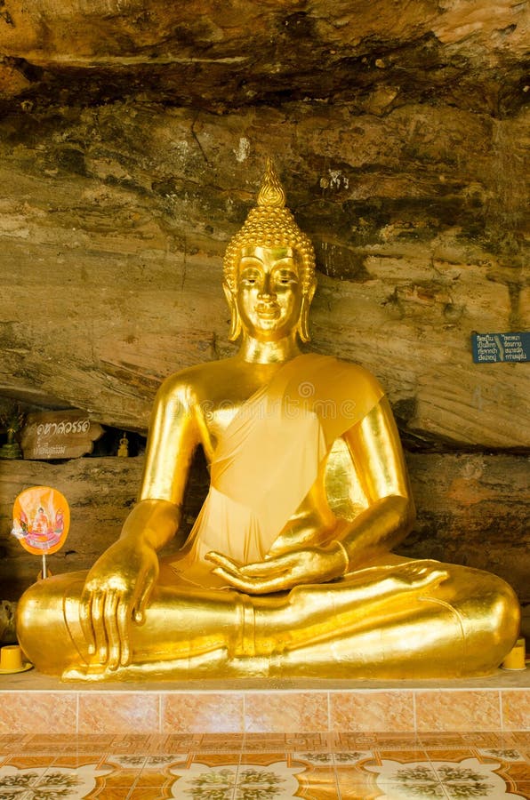 Statue d'or de Bouddha en caverne photo libre de droits Statue d'or de Bouddha en caverne photo libre de droits