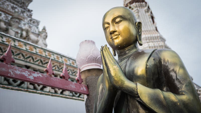 Statue d'or de Bouddha et architecture thaïlandaise d'art photo stock Statue d'or de Bouddha et architecture thaïlandaise d'art photo stock