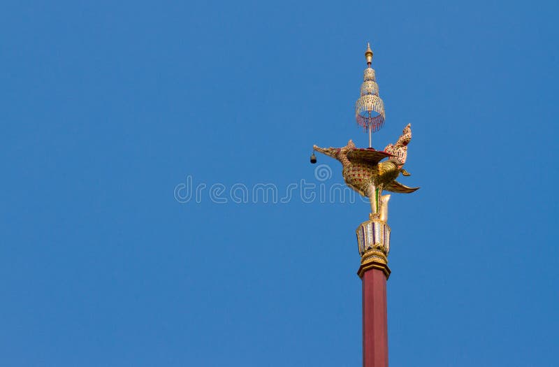 Statue d'or de lampe d'oiseau de style thaïlandais et ciel bleu photos stock Statue d'or de lampe d'oiseau de style thaïlandais et ciel bleu photos stock