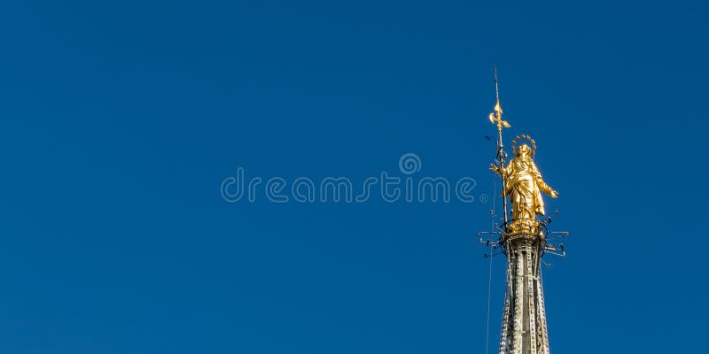 Statue d'or de Madonnina de Vierge Marie sur Milan Gothic Cathedral, Italie photographie stock libre de droits Statue d'or de Madonnina de Vierge Marie sur Milan Gothic Cathedral, Italie photographie stock libre de droits