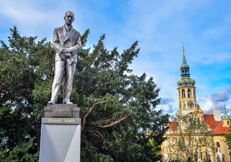 Statue d'Edvard Benes, ancien président de la Tchécoslovaquie, et du Loreta, Prague, République Tchèque images libres de droits Statue d'Edvard Benes, ancien président de la Tchécoslovaquie, et du Loreta, Prague, République Tchèque images libres de droits