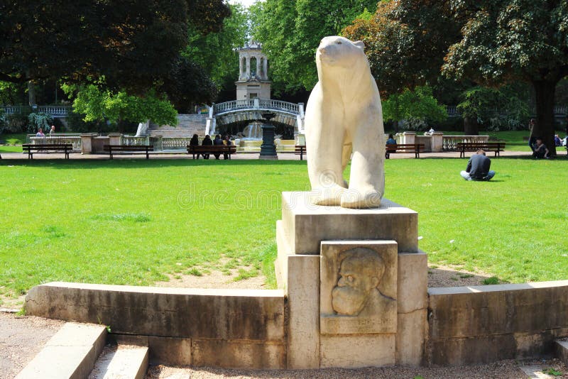 Statue d'ours blanc dans Jardin Darcy à Dijon, France photo stock Statue d'ours blanc dans Jardin Darcy à Dijon, France photo stock