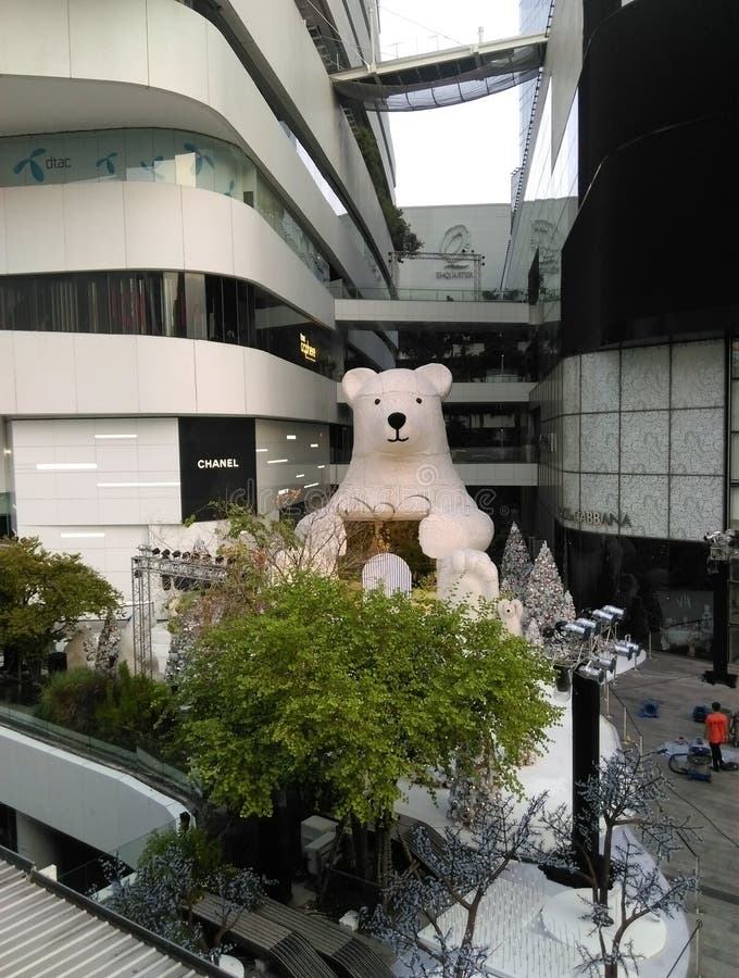 Statue d'ours blanc en ville image libre de droits Statue d'ours blanc en ville image libre de droits