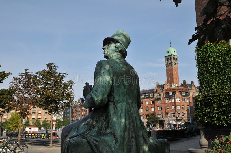 Statue of Danish Writer Hans Christian Andersen on Towhall Sq Editorial ...