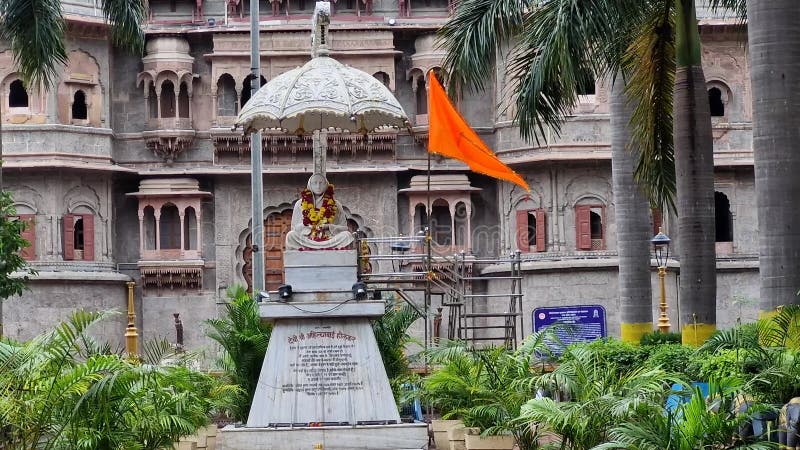 Statue de ahilyabai holkar devant le palais rajwada. banque de vidéos