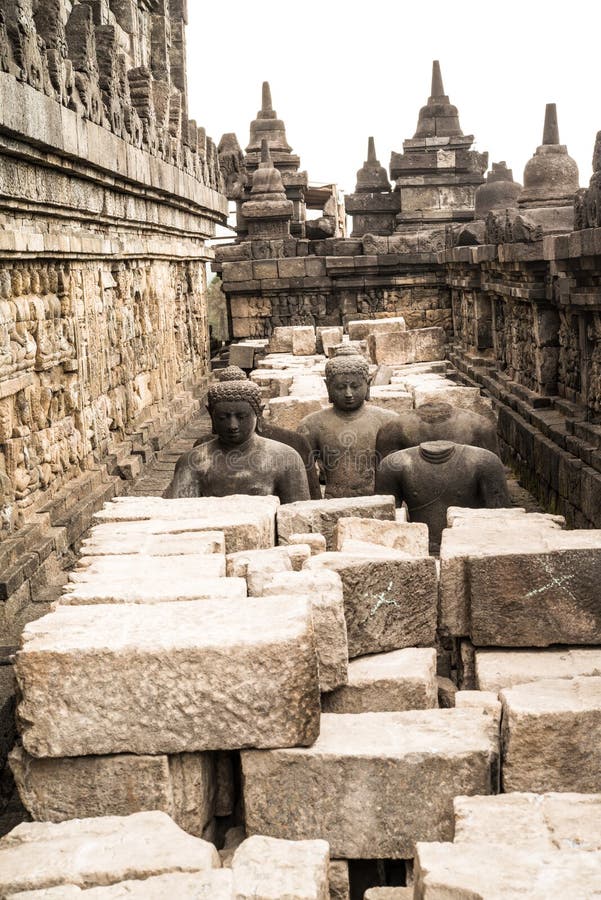 Statue de Bouddha dans le temple de Borobudur, Borobudur, temple bouddhiste antique près de Yogyakarta, Java, Indonésie photo libre de droits Statue de Bouddha dans le temple de Borobudur, Borobudur, temple bouddhiste antique près de Yogyakarta, Java, Indonésie photo libre de droits