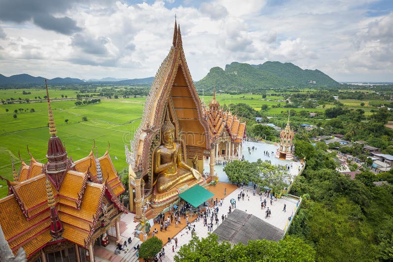 Statue de Bouddha à Tiger Cave Temple et à x28 ; Wat Tham Sua et x29 ; , Province de Kanchanaburi, Thaïlande photos stock Statue de Bouddha à Tiger Cave Temple et à x28 ; Wat Tham Sua et x29 ; , Province de Kanchanaburi, Thaïlande photos stock