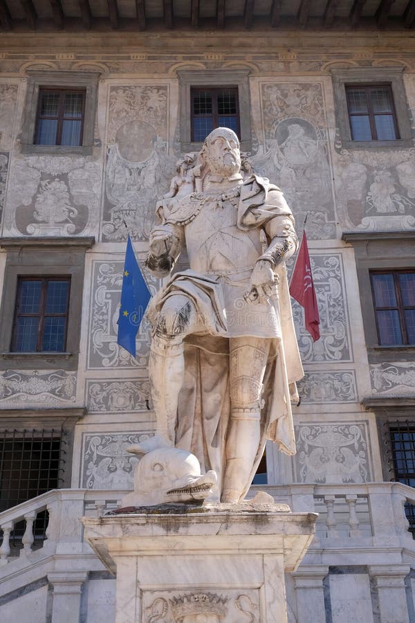 Statue de Cosimo I de Medici, duc grand de la Toscane à Pise photo stock Statue de Cosimo I de Medici, duc grand de la Toscane à Pise photo stock