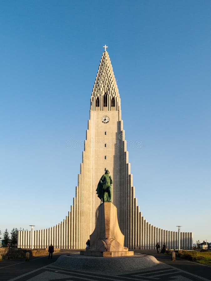 Statue de Hallgrimskirkja et de Leif Ericsson dedans photographie stock Statue de Hallgrimskirkja et de Leif Ericsson dedans photographie stock