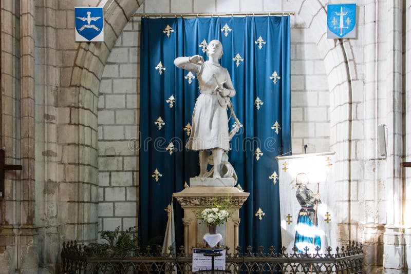 Statue de Jeanne D'Arc Eglise St Etienne, place de l «Église Saint Étienne, Chinon, France