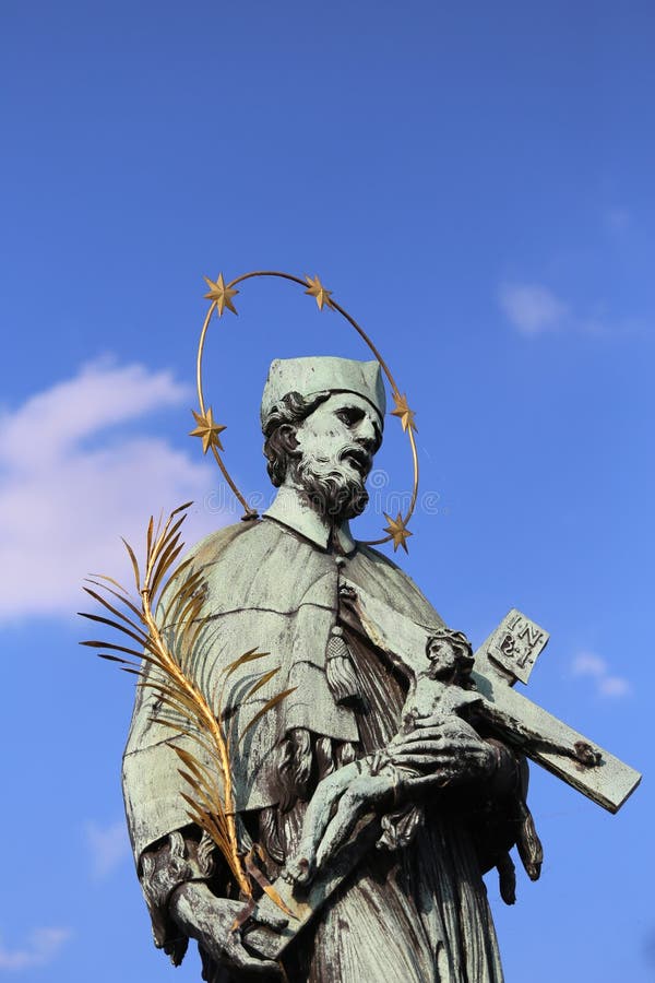 Statue De John Nepomucene Avec Le Crucifix Image stock Image du