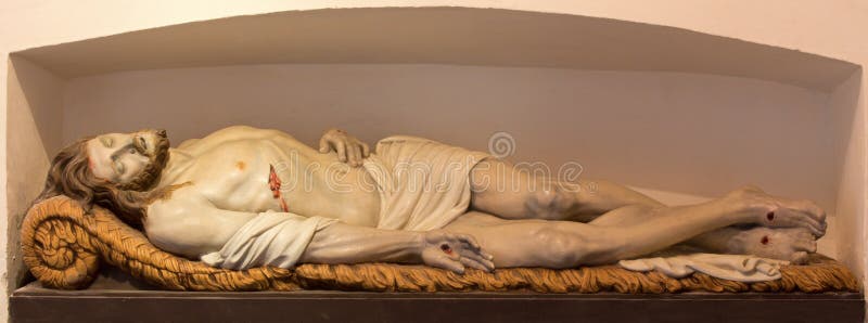 Statue de Jésus dans la tombe dans l'église du n-Hanswijkbasiliek Onze-Lieve-Vrouw-va. image stock Statue de Jésus dans la tombe dans l'église du n-Hanswijkbasiliek Onze-Lieve-Vrouw-va. image stock