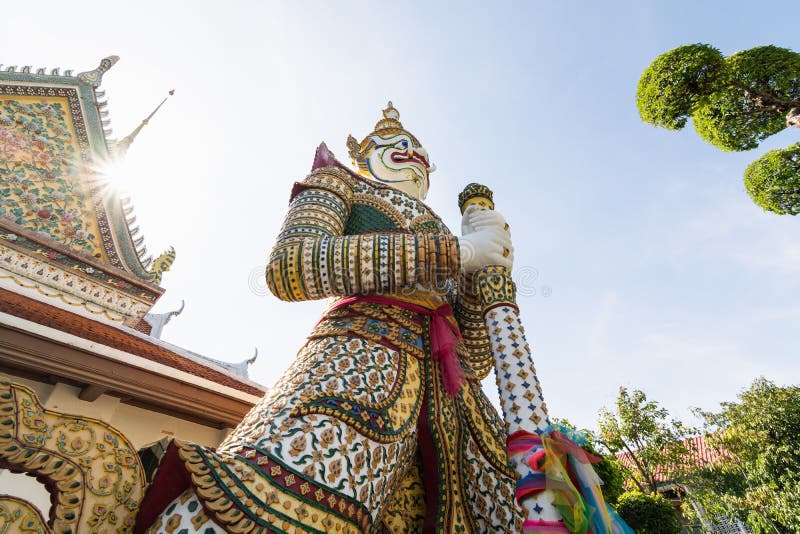 Statue de la garde mythique à l'entrée du hall de classification chez Wat Arun à Bangkok, Thaïlande
