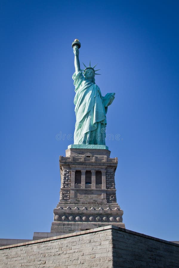 Statue de la liberté et du coucher du soleil de New York City photo stock Statue de la liberté et du coucher du soleil de New York City photo stock