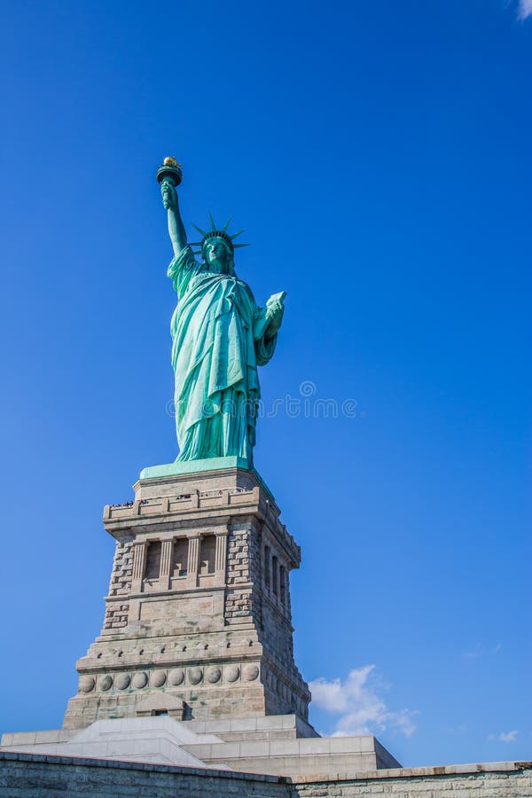 Statue de la liberté et du coucher du soleil de New York City photo libre de droits Statue de la liberté et du coucher du soleil de New York City photo libre de droits