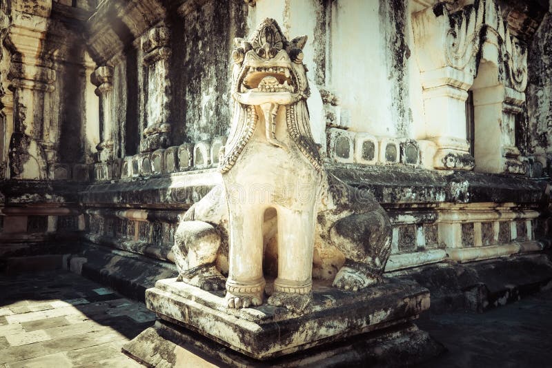 Statue de lion dans Ananda Temple antique Myanmar (Birmanie)