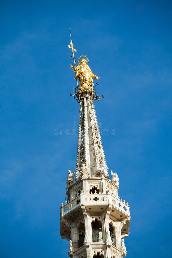 Statue de Madonnina à Milan images libres de droits Statue de Madonnina à Milan images libres de droits