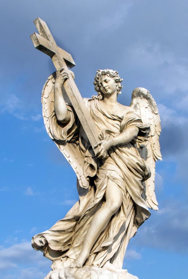 Statue de marbre du ` s de Bernini d'ange à Rome, Italie image libre de droits Statue de marbre du ` s de Bernini d'ange à Rome, Italie image libre de droits