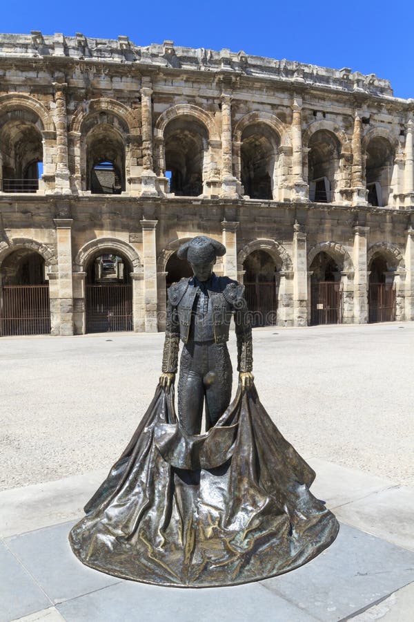 Statue de Nimeño II et amphithéâtre romain à Nîmes photo stock Statue de Nimeño II et amphithéâtre romain à Nîmes photo stock