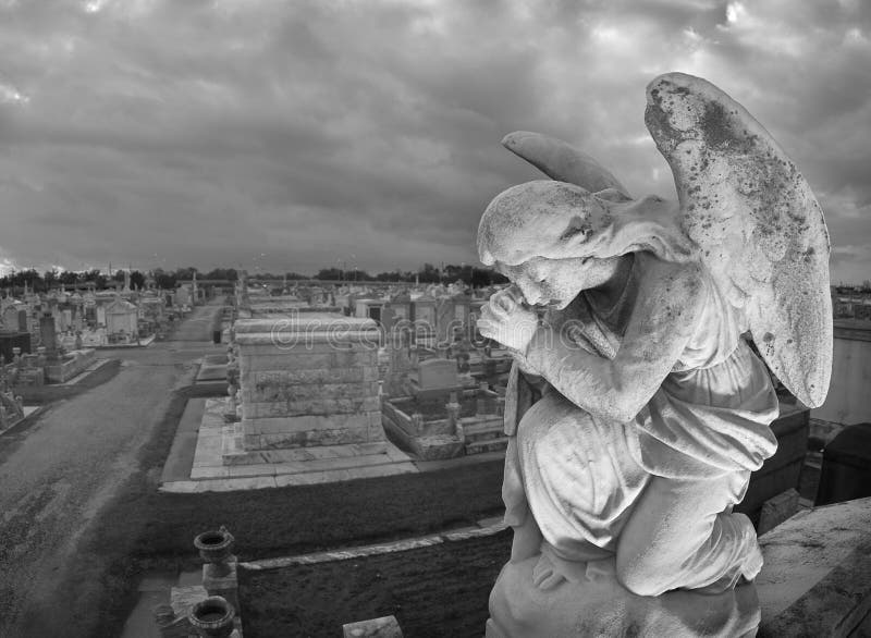 Statue de prière Cemeteryscape photographie stock Statue de prière Cemeteryscape photographie stock