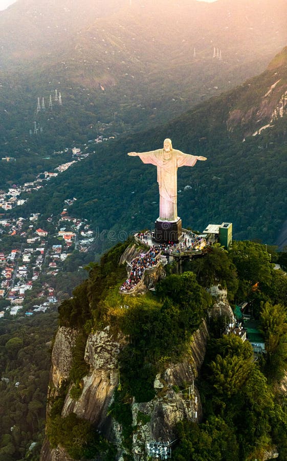 Statue de redentor de cristo dans le tir aérien de Rio de Janeiro pendant un coucher de soleil spectaculaire photos libres de droits